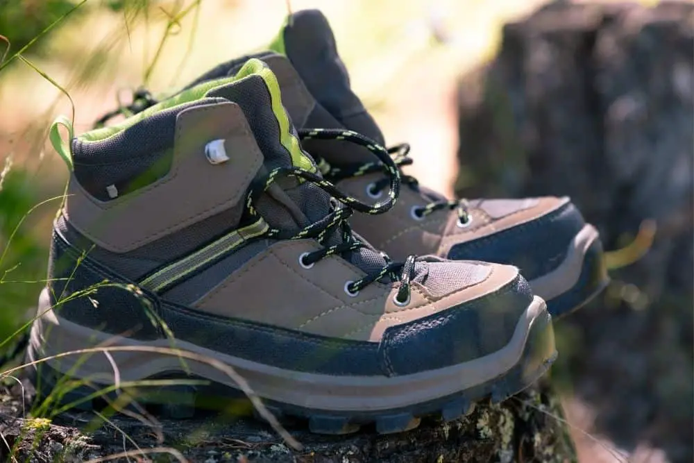 keep hiking boots dry to remove mildew smell
