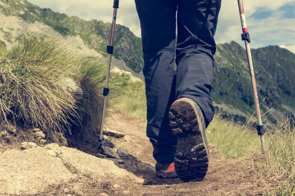 man hiking on easy terrain to prevent knee pain