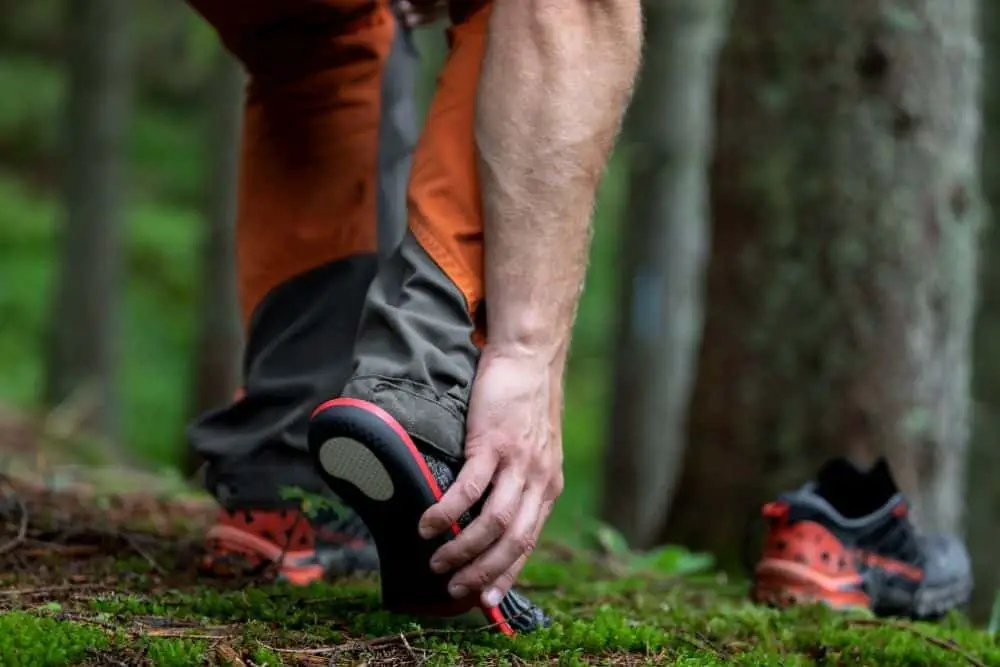 man wears inserts with arch support for hiking boots