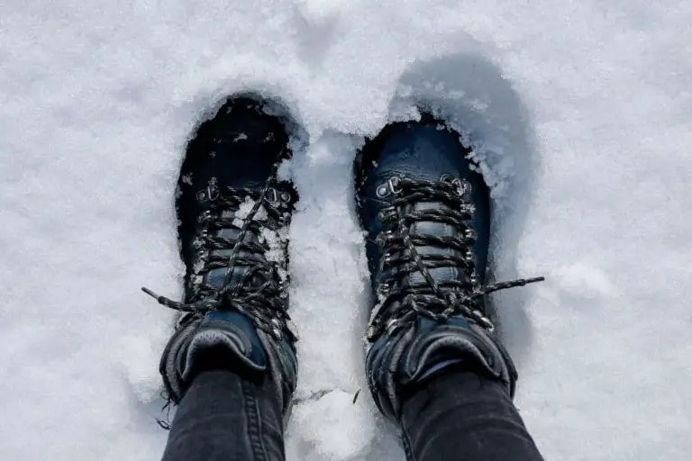 waterproof hiking boots keep your feet warm in snow