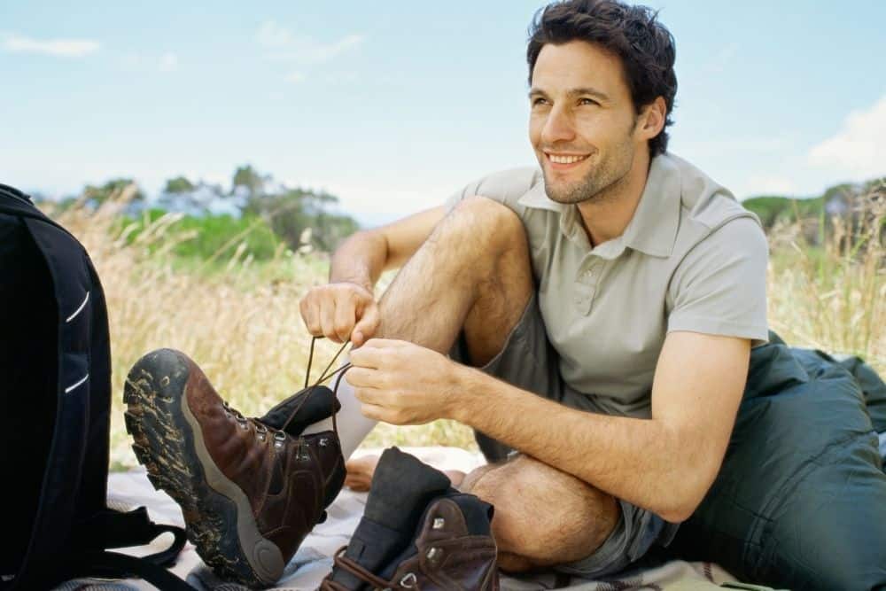 _Wear hiking boots and shorts in a yellow field