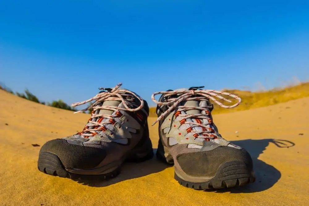 hiking boot with gusseted tongues for sand