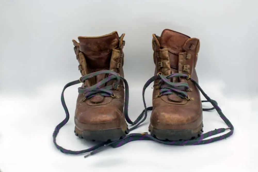 unlace hiking boots to wash in washing machine