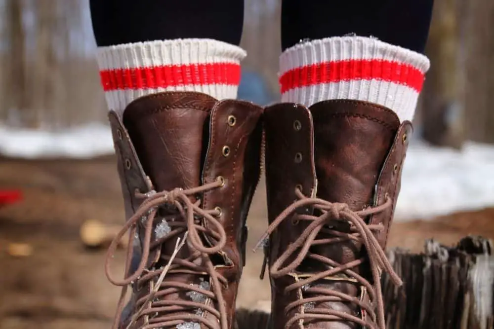 Girl wear hiking boots with colorful socks and skinny pants