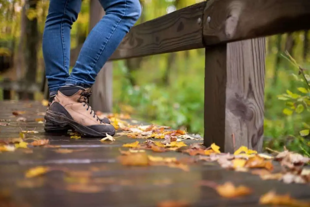 Women wear jeans with hiking boots