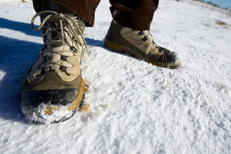 Man wear hight cut hiking boots in the winter
