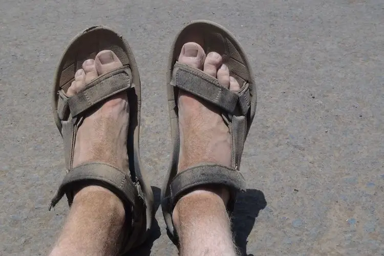 feet gets dirty while wearing hiking sandals