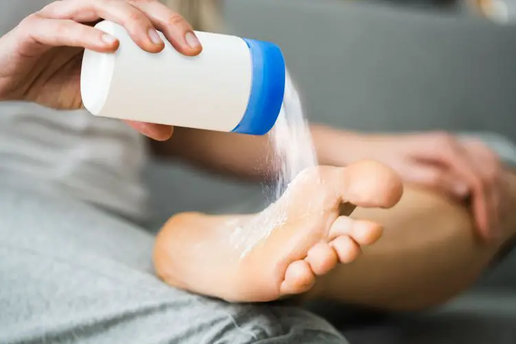 spray foot powder on the foot